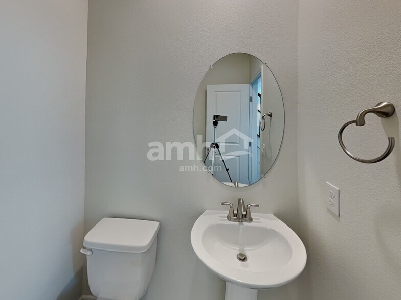 Building Photo - 4718 Tree Swing St