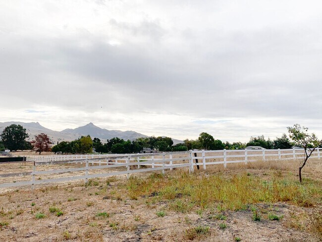Building Photo - Meadow Lane