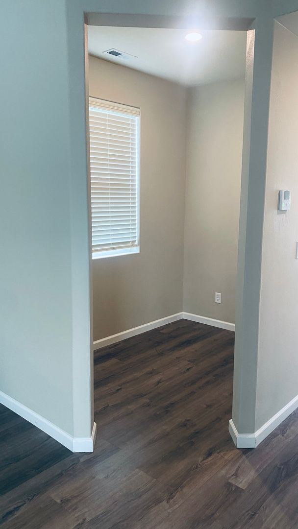 Building Photo - 5 Bedrooms and an Office Space!