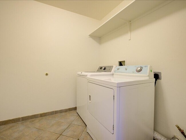 Building Photo - 3 Bedroom 2 Bathroom