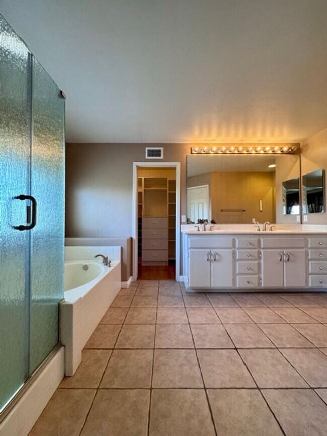 Building Photo - Beautiful Corona Pool Home with 4 bedroom ...