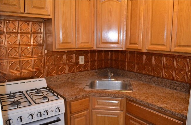 Kitchen - 632 Warburton Ave