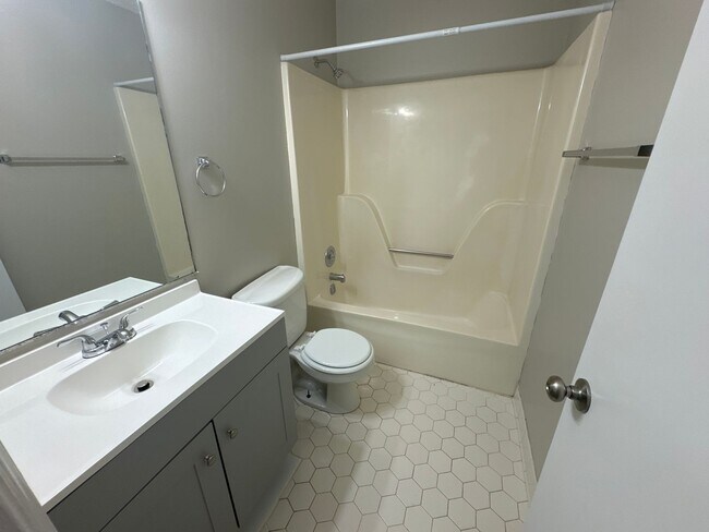 Building Photo - Four Bedroom, Two Bath Home, Just Off Toba...