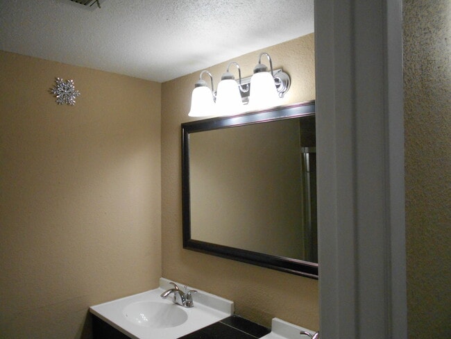 Building Photo - 9350 Country Creek Dr