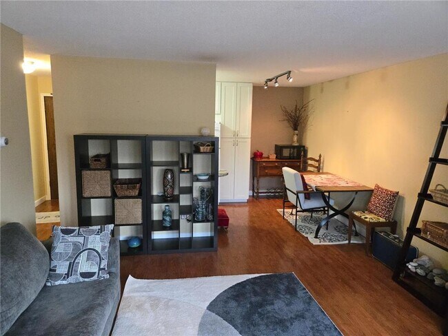 Building Photo - 2616 Harriet Ave