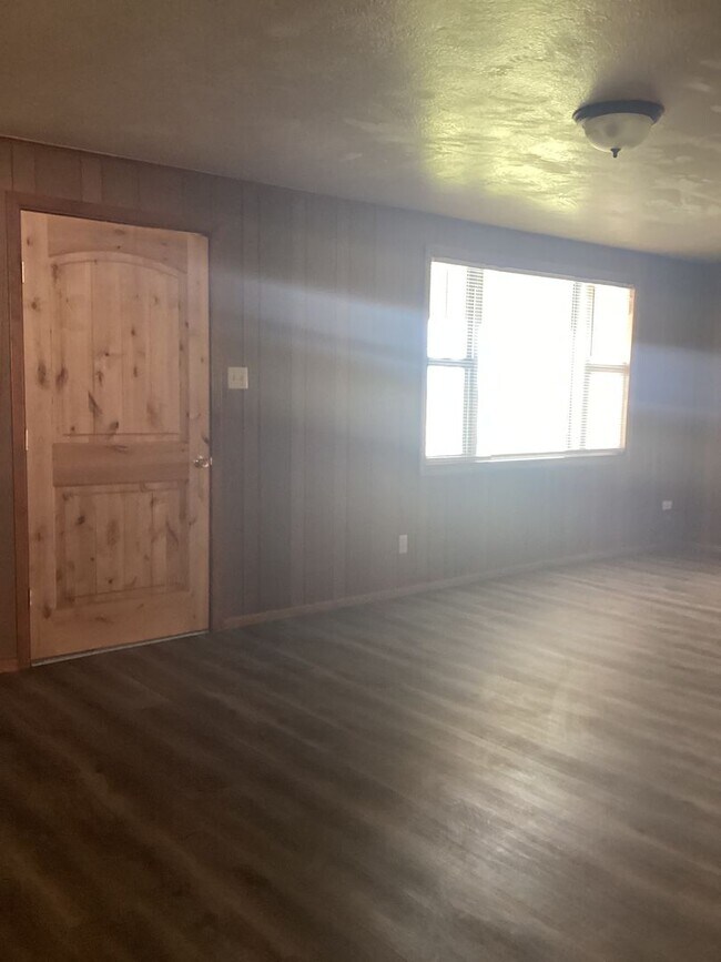 Building Photo - Country living close to town in Portales!