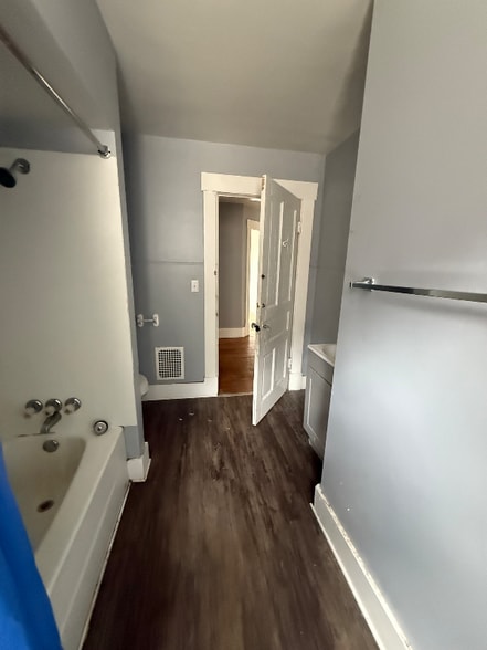 Building Photo - 227 1/2 N Main St