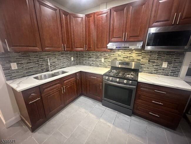 Building Photo - 192 Fairview Ave