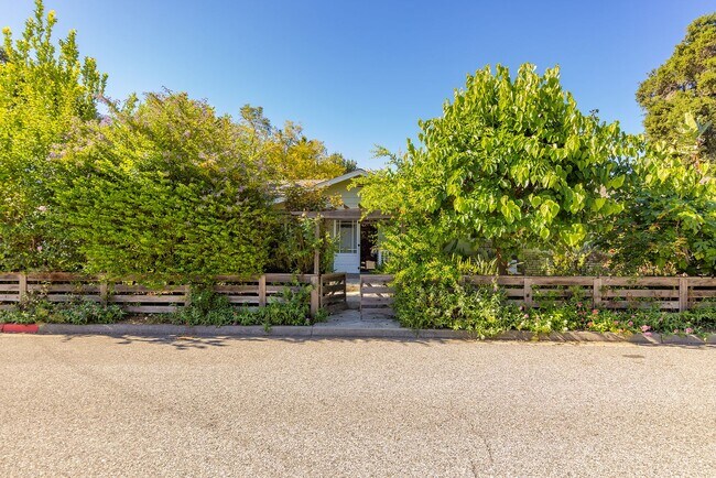 Building Photo - Cozy 2 Bedroom Cottage with Lush Gardens