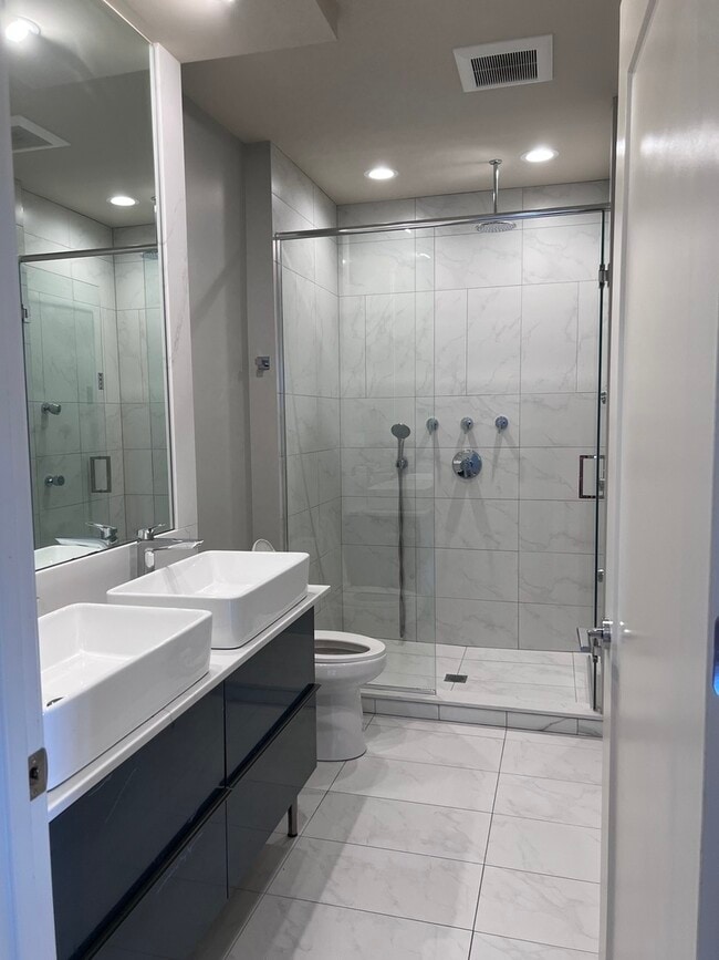 Building Photo - 1208 E 64th St