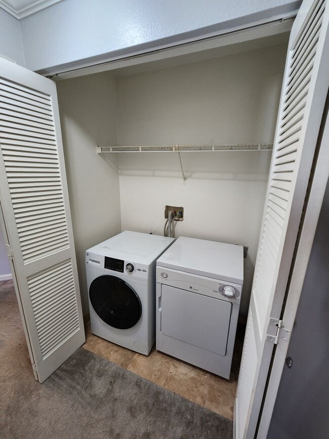 Building Photo - 2 Bedroom Upper Unit in UTC