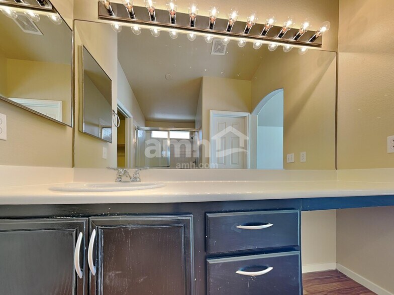 Building Photo - 325 Greenleaf Glen St