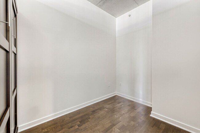 Building Photo - 38th Floor Spire Stunner!