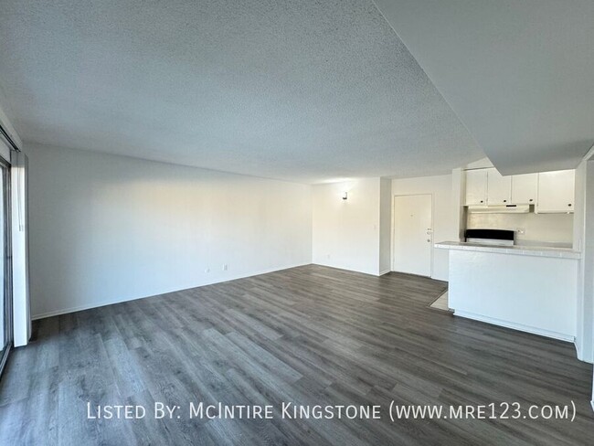 Building Photo - Move-in Specials Await in this Spacious 2B...