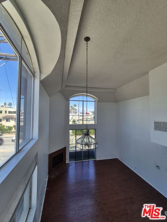 Building Photo - 1529 S Bundy Dr