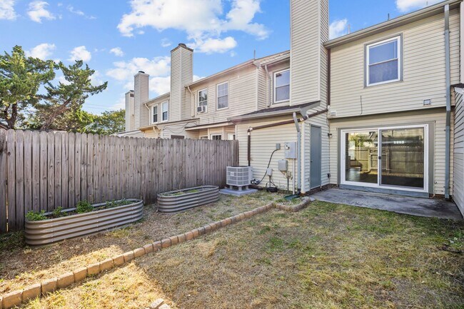 Building Photo - Charming 2 Bed, 2.5 Bath Townhouse for Rent in Virginia Beach!