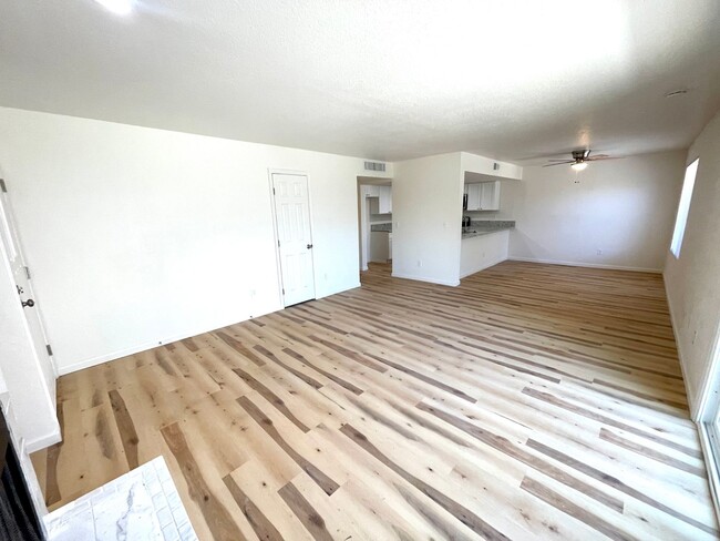 Building Photo - Great 2 Bedroom Condo in Gated Community w...