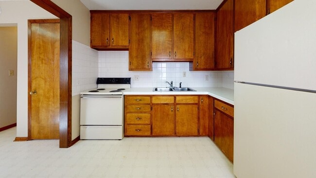 Building Photo - 3 Bedroom, 2 Bathroom House with Detached Garage