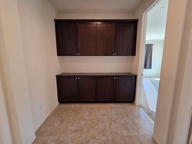 Building Photo - New Listing!