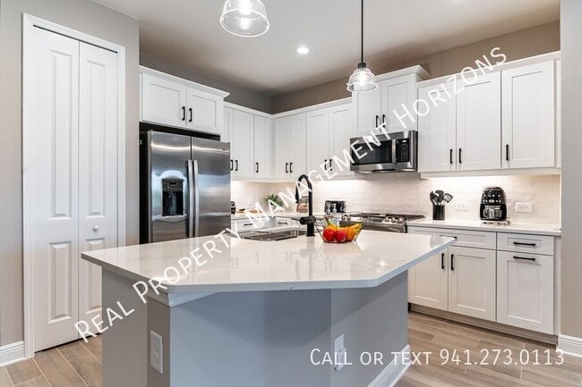 Building Photo - 2321 Blue Mahoe Ln