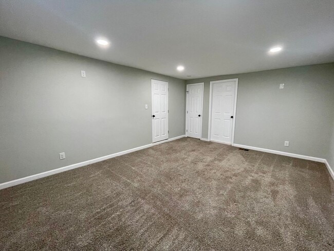 Building Photo - 3561 Champlain Ln