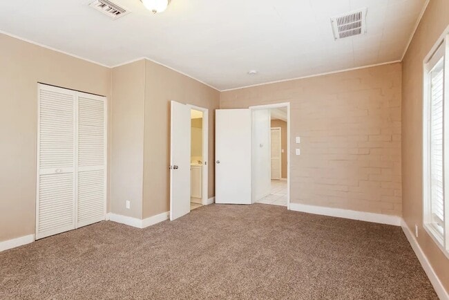 Building Photo - 1043 E Indianola Ave