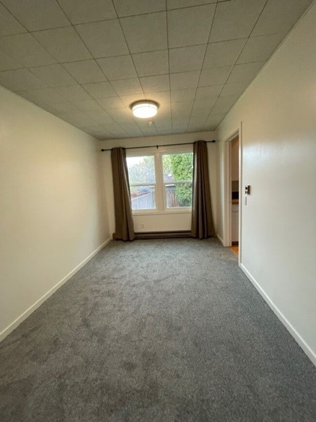 Building Photo - 2 bd., 1 bath with extra bonus finished ba...