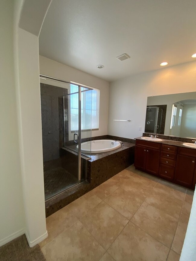 Building Photo - 4 Bedroom House in La Costa Greens Community