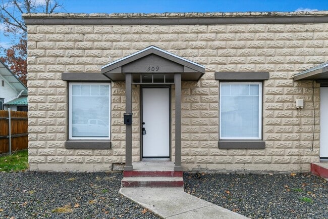 Primary Photo - 309 N Commercial Ave