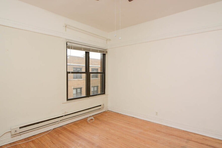 Building Photo - 730 W Roscoe St