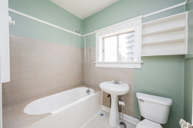 Building Photo - Spacious 1 Bed 1 Bath with Balboa Park Views