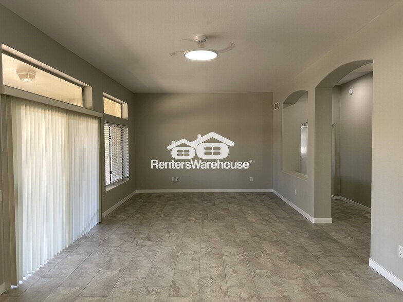 Building Photo - 14107 W Wagon Wheel Dr