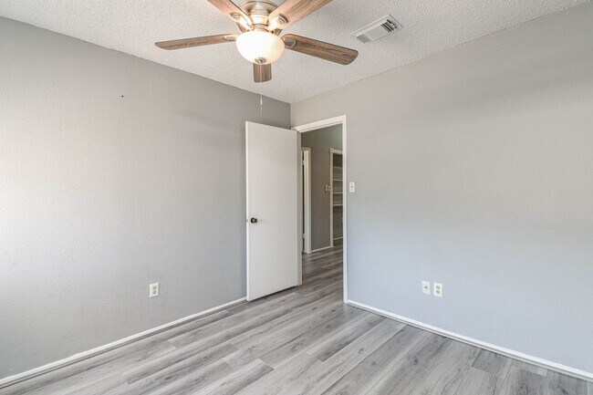 Building Photo - 12663 Wellington Park Dr