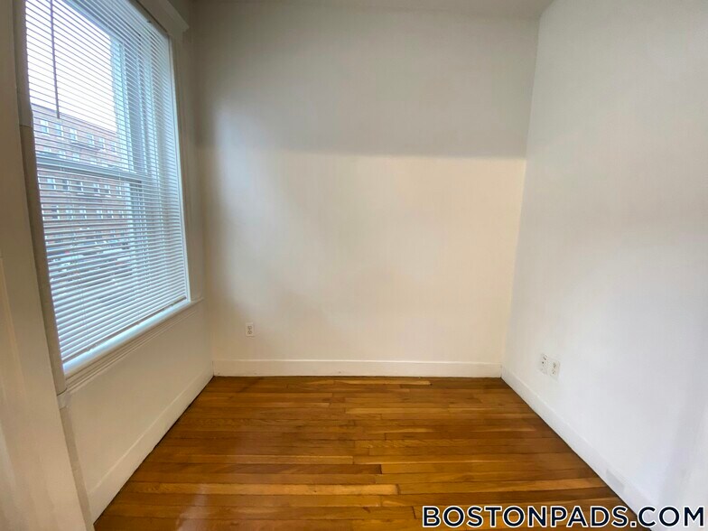 Building Photo - 89 Park Dr