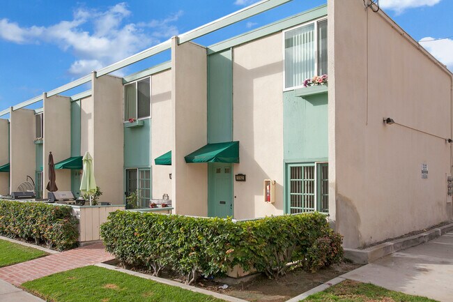 Building Photo - Wonderful Remodeled 2-Story 2BD/1.5BA Townhome in North PB! Parking & Laundry! $4,195/mo