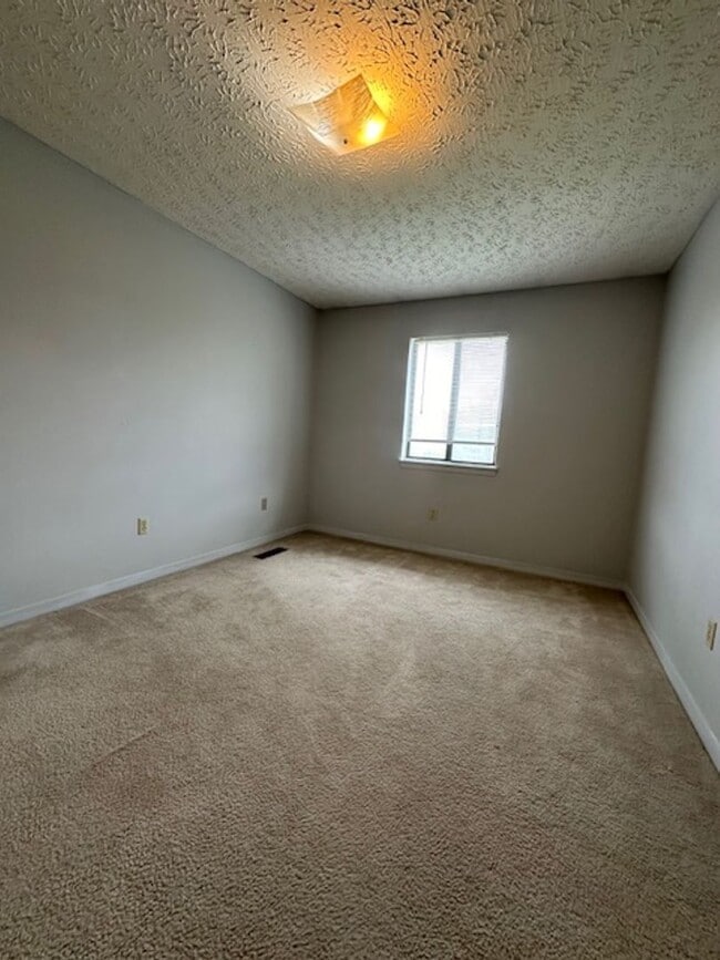 Building Photo - 2 Bedroom / 1.5 Bath Townhouse, Kingsport TN