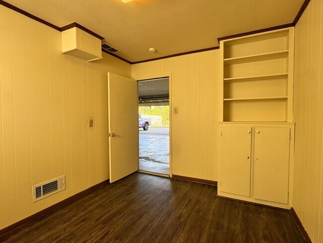 Building Photo - 2810 Roanoke Ln