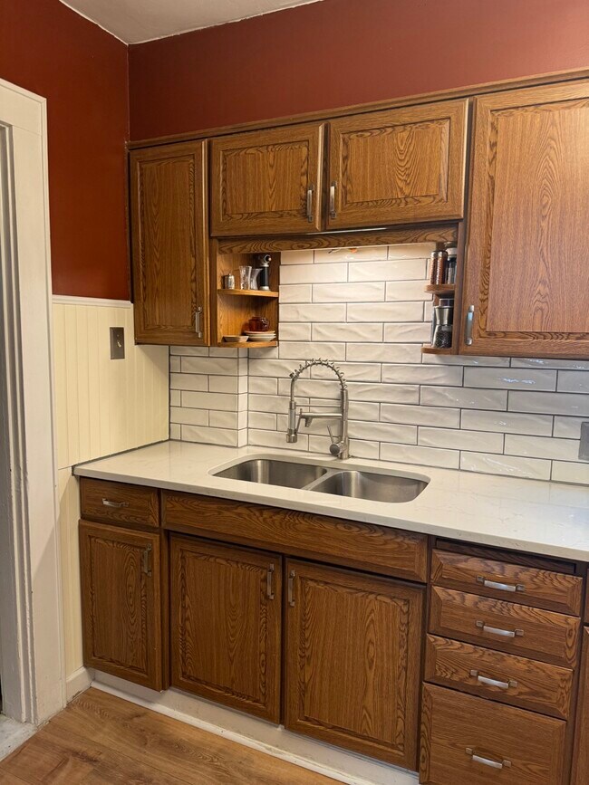 Building Photo - 265 E Markison Ave