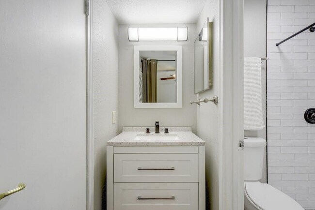 Building Photo - 1111 W 10th St