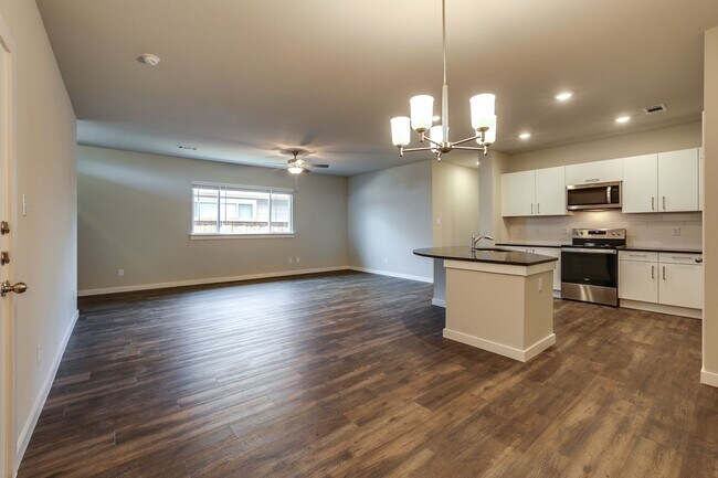 Building Photo - 657 Blackland dr