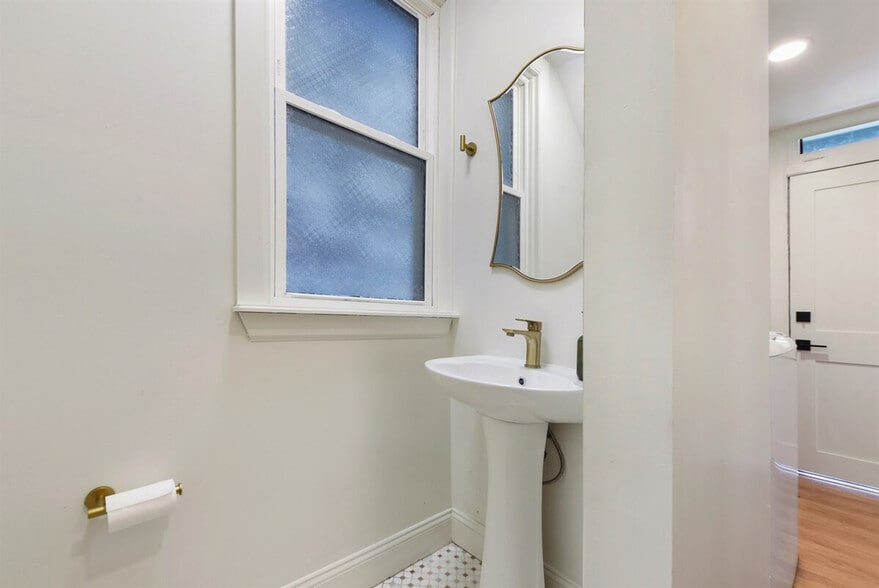 Building Photo - 1816 Rhine St