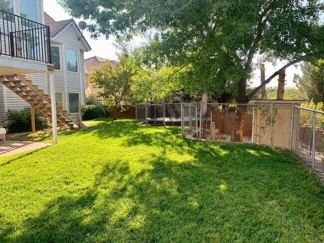 Building Photo - Large Home with Fully Fenced Yard