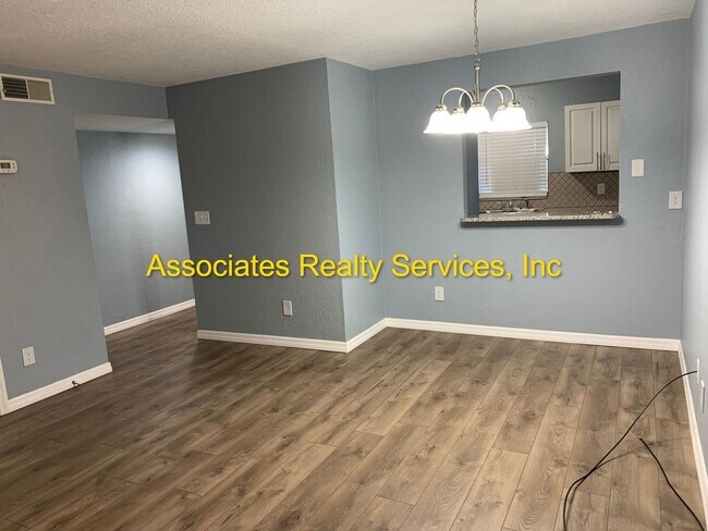 Building Photo - 2 Bed/2.5 bath End Unit Town home!  LOOK !!! FULLY FENCED BACKYARD!!!