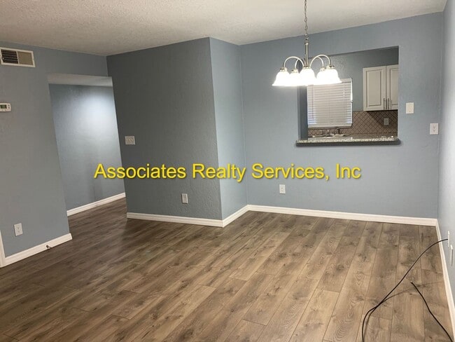 Building Photo - Spacious END UNIT 2 Primary Suite Condo w/ Screened Lanai, Screened Balcony, and FULLY FENCED BAC...