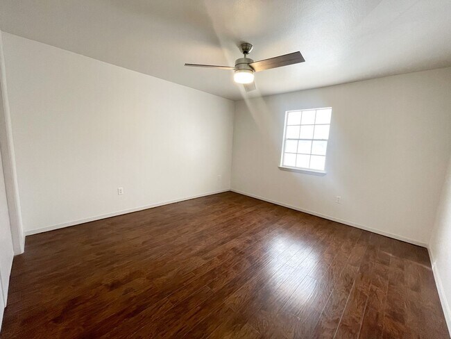 Building Photo - Centrally Located Apartment with Pool!!