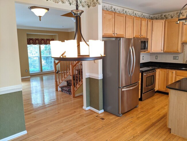 Building Photo - Townhouse in Spring Ridge community - OAKDALE school district - available before the holidays!