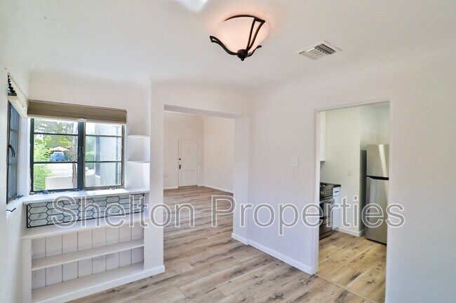 Building Photo - 1802 N Laurel Ave