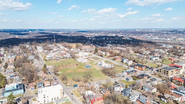 Building Photo - 735 Considine Ave