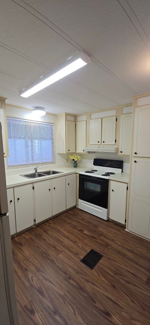 Building Photo - 2 bed 2 baths with carport
