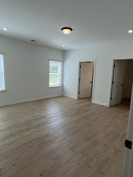 Building Photo - 209 Stonewall Dr